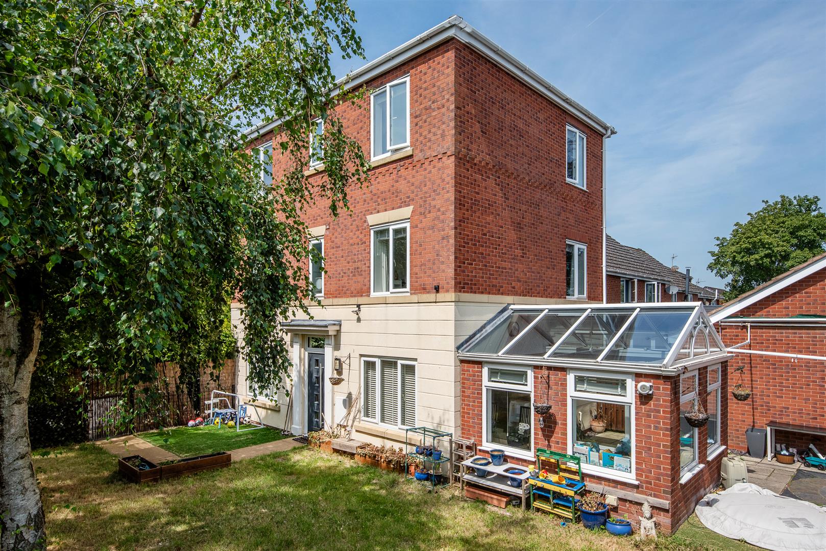 5 bed property in Manor Court, Preston